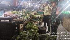 Pastikan Aman dan Stabil, Babinsa Koramil 03/GP Pelda Nur Jaelani Monitoring Harga dan Stok Komoditas Bahan Pokok di Pasar Slipi