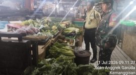 Pastikan Aman dan Stabil, Babinsa Koramil 03/GP Pelda Nur Jaelani Monitoring Harga dan Stok Komoditas Bahan Pokok di Pasar Slipi
