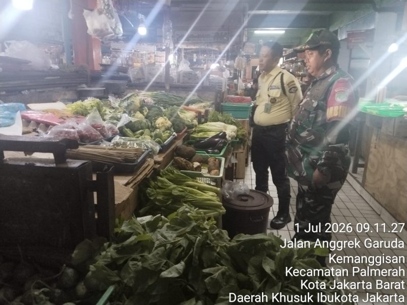 Pastikan Aman dan Stabil, Babinsa Koramil 03/GP Pelda Nur Jaelani Monitoring Harga dan Stok Komoditas Bahan Pokok di Pasar Slipi
