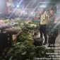 Pastikan Aman dan Stabil, Babinsa Koramil 03/GP Pelda Nur Jaelani Monitoring Harga dan Stok Komoditas Bahan Pokok di Pasar Slipi