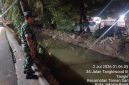 Antisipasi Genangan, Babinsa Koramil 01/Taman Sari Pantau Ketat Kondisi Terkini Tinggi Air Sungai