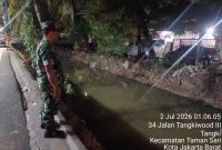 Antisipasi Genangan, Babinsa Koramil 01/Taman Sari Pantau Ketat Kondisi Terkini Tinggi Air Sungai