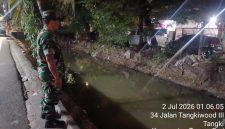 Antisipasi Genangan, Babinsa Koramil 01/Taman Sari Pantau Ketat Kondisi Terkini Tinggi Air Sungai