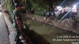Antisipasi Genangan, Babinsa Koramil 01/Taman Sari Pantau Ketat Kondisi Terkini Tinggi Air Sungai