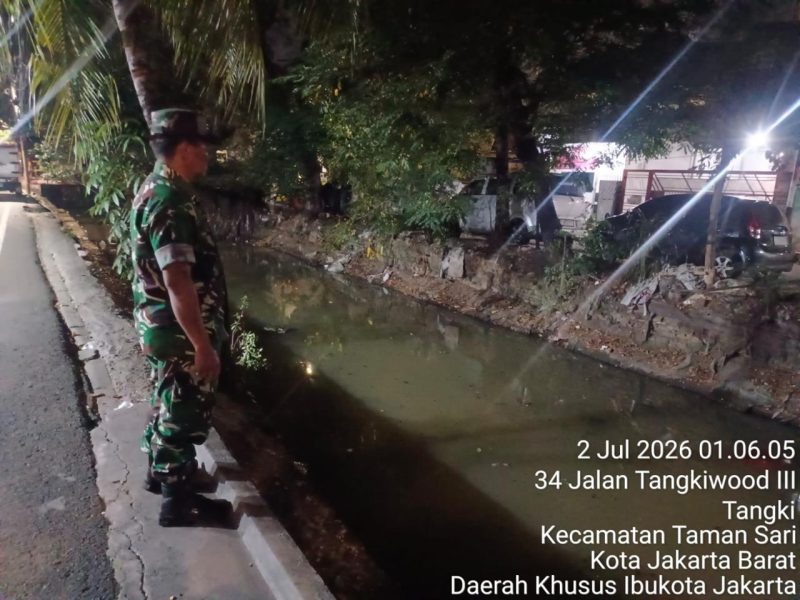 Antisipasi Genangan, Babinsa Koramil 01/Taman Sari Pantau Ketat Kondisi Terkini Tinggi Air Sungai
