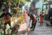 Ciptakan Lingkungan Bersih dan Nyaman, Babinsa Koramil 01/Taman Sari Gelar Karya Bakti Bersama PPSU Maphar