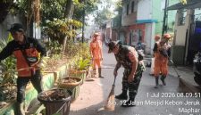 Ciptakan Lingkungan Bersih dan Nyaman, Babinsa Koramil 01/Taman Sari Gelar Karya Bakti Bersama PPSU Maphar