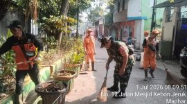 Ciptakan Lingkungan Bersih dan Nyaman, Babinsa Koramil 01/Taman Sari Gelar Karya Bakti Bersama PPSU Maphar