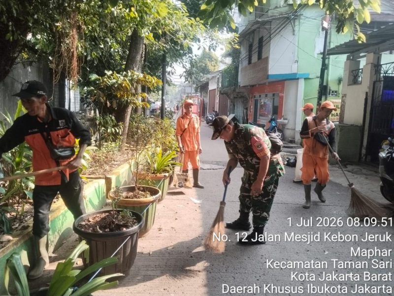 Ciptakan Lingkungan Bersih dan Nyaman, Babinsa Koramil 01/Taman Sari Gelar Karya Bakti Bersama PPSU Maphar