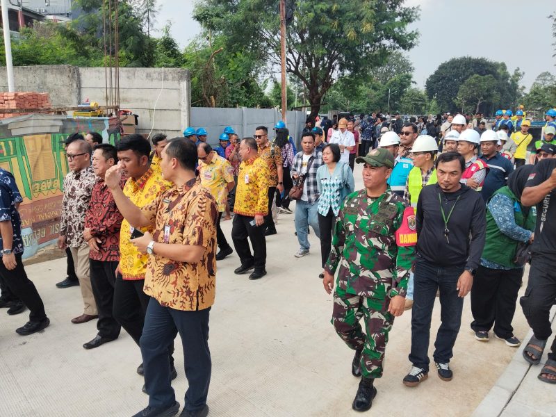 Wujud Sinergitas, Danramil 03/GP Mayor Kav Tri Atmojo Bersama Tiga Pilar Dampingi Kunjungan Kerja Gubernur DKI Jakarta Pramono Anung di Kemanggisan