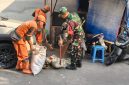 Kedepankan Gotong Royong, Babinsa Koramil 01/Taman Sari Sertu Abdul Madi Gelar Karya Bakti Bersama PPSU Kelurahan Glodok