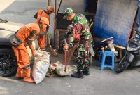 Kedepankan Gotong Royong, Babinsa Koramil 01/Taman Sari Sertu Abdul Madi Gelar Karya Bakti Bersama PPSU Kelurahan Glodok