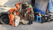 Kedepankan Gotong Royong, Babinsa Koramil 01/Taman Sari Sertu Abdul Madi Gelar Karya Bakti Bersama PPSU Kelurahan Glodok