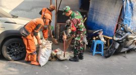 Kedepankan Gotong Royong, Babinsa Koramil 01/Taman Sari Sertu Abdul Madi Gelar Karya Bakti Bersama PPSU Kelurahan Glodok