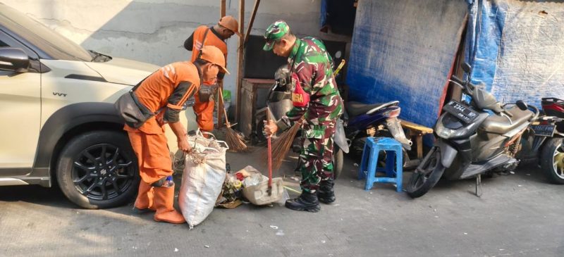 Kedepankan Gotong Royong, Babinsa Koramil 01/Taman Sari Sertu Abdul Madi Gelar Karya Bakti Bersama PPSU Kelurahan Glodok