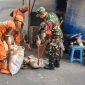 Kedepankan Gotong Royong, Babinsa Koramil 01/Taman Sari Sertu Abdul Madi Gelar Karya Bakti Bersama PPSU Kelurahan Glodok