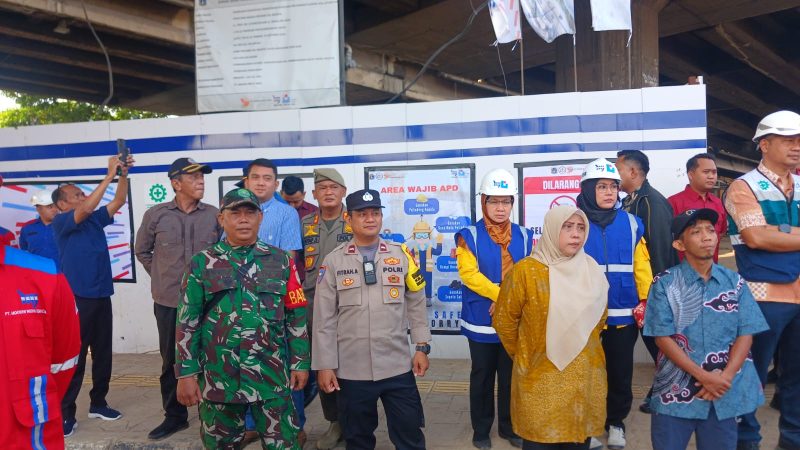 Pastikan Aman dan Kondusif, Babinsa Koramil 03/GP Sertu Hendro dan Tiga Pilar Kawal Agenda Kunjungan Gubernur DKI Jakarta dalam Monitoring Pembangunan Flyover Latumenten