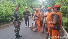 Pererat Silaturahmi, Babinsa Koramil 01/Taman Sari Serma Mukoddas Gelar Komsos Bersama Petugas PPSU
