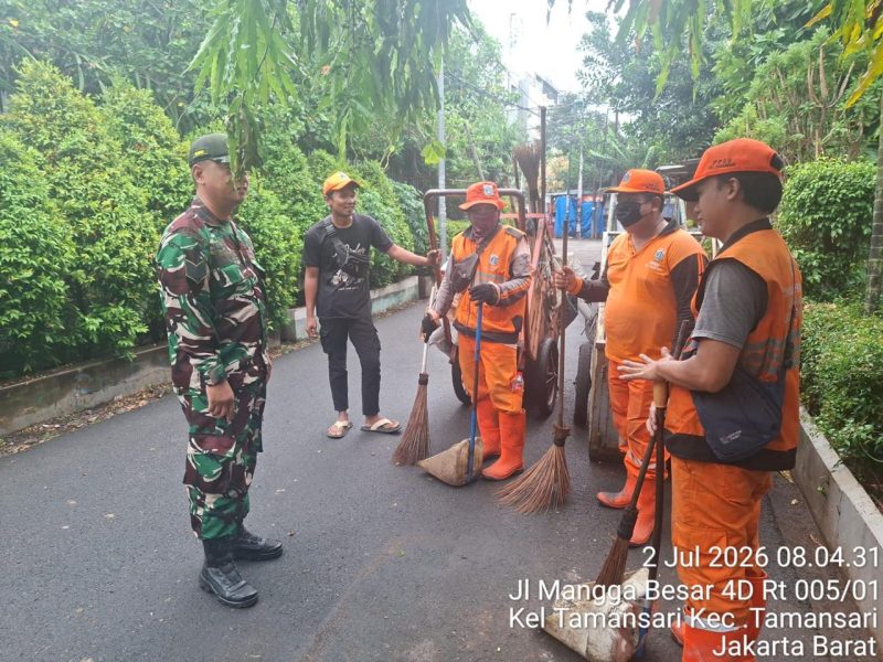 Pererat Silaturahmi, Babinsa Koramil 01/Taman Sari Serma Mukoddas Gelar Komsos Bersama Petugas PPSU