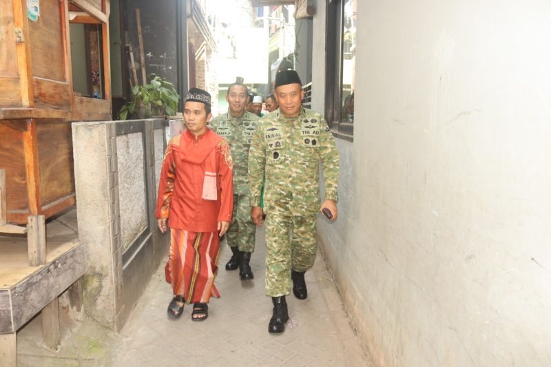 Danrem 052/Wijayakrama Brigjen TNI Faizal Rizal, S.I.P., M.I.P. : “Kekuatan TNI terletak pada kemanunggalannya dengan Rakyat. Oleh karenanya bantu, lindungi dan belalah Rakyat”.