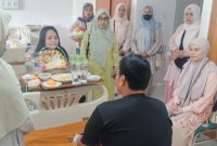 Wujud Kepedulian, Ketua Persit KCK Ranting 2 Dampingi Wakil Ketua Cabang XVII Kodim 0503/JB Jenguk Anggota Koramil 01/Taman Sari di RSPAD Gatot Soebroto