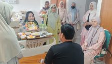 Wujud Kepedulian, Ketua Persit KCK Ranting 2 Dampingi Wakil Ketua Cabang XVII Kodim 0503/JB Jenguk Anggota Koramil 01/Taman Sari di RSPAD Gatot Soebroto