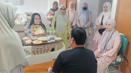 Wujud Kepedulian, Ketua Persit KCK Ranting 2 Dampingi Wakil Ketua Cabang XVII Kodim 0503/JB Jenguk Anggota Koramil 01/Taman Sari di RSPAD Gatot Soebroto