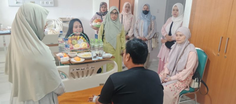 Wujud Kepedulian, Ketua Persit KCK Ranting 2 Dampingi Wakil Ketua Cabang XVII Kodim 0503/JB Jenguk Anggota Koramil 01/Taman Sari di RSPAD Gatot Soebroto
