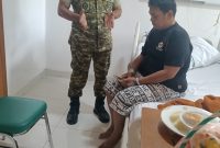 Berikan Dukungan Moral, Danramil 01/Taman Sari Mayor Inf Manatap Rajagukguk Jenguk Anggota yang Dirawat di RSPAD Gatot Soebroto