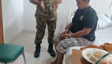 Berikan Dukungan Moral, Danramil 01/Taman Sari Mayor Inf Manatap Rajagukguk Jenguk Anggota yang Dirawat di RSPAD Gatot Soebroto