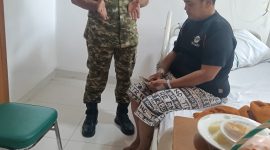 Berikan Dukungan Moral, Danramil 01/Taman Sari Mayor Inf Manatap Rajagukguk Jenguk Anggota yang Dirawat di RSPAD Gatot Soebroto