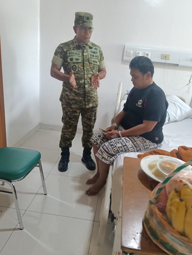 Berikan Dukungan Moral, Danramil 01/Taman Sari Mayor Inf Manatap Rajagukguk Jenguk Anggota yang Dirawat di RSPAD Gatot Soebroto