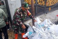 Antisipasi Banjir dan Pohon Tumbang, Babinsa Koramil 03/GP Gelar Karya Bakti Bersama PPSU Kota Bambu Selatan