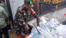 Antisipasi Banjir dan Pohon Tumbang, Babinsa Koramil 03/GP Gelar Karya Bakti Bersama PPSU Kota Bambu Selatan