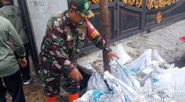 Antisipasi Banjir dan Pohon Tumbang, Babinsa Koramil 03/GP Gelar Karya Bakti Bersama PPSU Kota Bambu Selatan