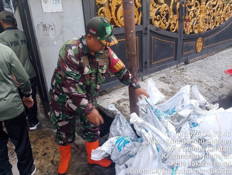 Antisipasi Banjir dan Pohon Tumbang, Babinsa Koramil 03/GP Gelar Karya Bakti Bersama PPSU Kota Bambu Selatan