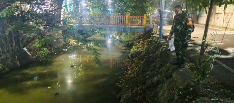 Pantau Wilayah Dini Hari, Koramil 01/Taman Sari Pastikan Kondisi Debit Air Sungai dan Genangan Aman Terkendali