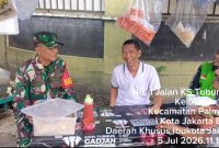 Dukung Program Pemprov DKI Jakarta, Babinsa Koramil 03/GP Serka Heru Wahyana Ajak PKL dan Warga Slipi Sukseskan Gerakan Pemilahan Sampah