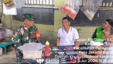 Dukung Program Pemprov DKI Jakarta, Babinsa Koramil 03/GP Serka Heru Wahyana Ajak PKL dan Warga Slipi Sukseskan Gerakan Pemilahan Sampah