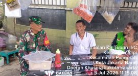Dukung Program Pemprov DKI Jakarta, Babinsa Koramil 03/GP Serka Heru Wahyana Ajak PKL dan Warga Slipi Sukseskan Gerakan Pemilahan Sampah