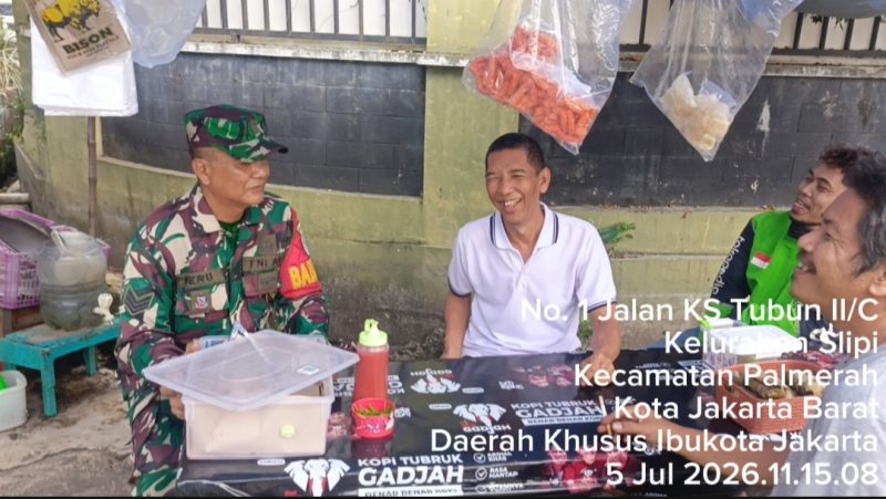 Dukung Program Pemprov DKI Jakarta, Babinsa Koramil 03/GP Serka Heru Wahyana Ajak PKL dan Warga Slipi Sukseskan Gerakan Pemilahan Sampah