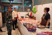 Jaga Stabilitas Stok dan Harga, Babinsa Koramil 03/GP Serka Awaludin Hamzani Monitoring Sembako di Pasar Slipi