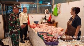 Jaga Stabilitas Stok dan Harga, Babinsa Koramil 03/GP Serka Awaludin Hamzani Monitoring Sembako di Pasar Slipi