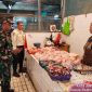 Jaga Stabilitas Stok dan Harga, Babinsa Koramil 03/GP Serka Awaludin Hamzani Monitoring Sembako di Pasar Slipi