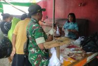 Stok Dipastikan Aman dan Stabil, Babinsa Koramil 01/Taman Sari  Pantau Harga Sembako di Pasar Pecah Kulit