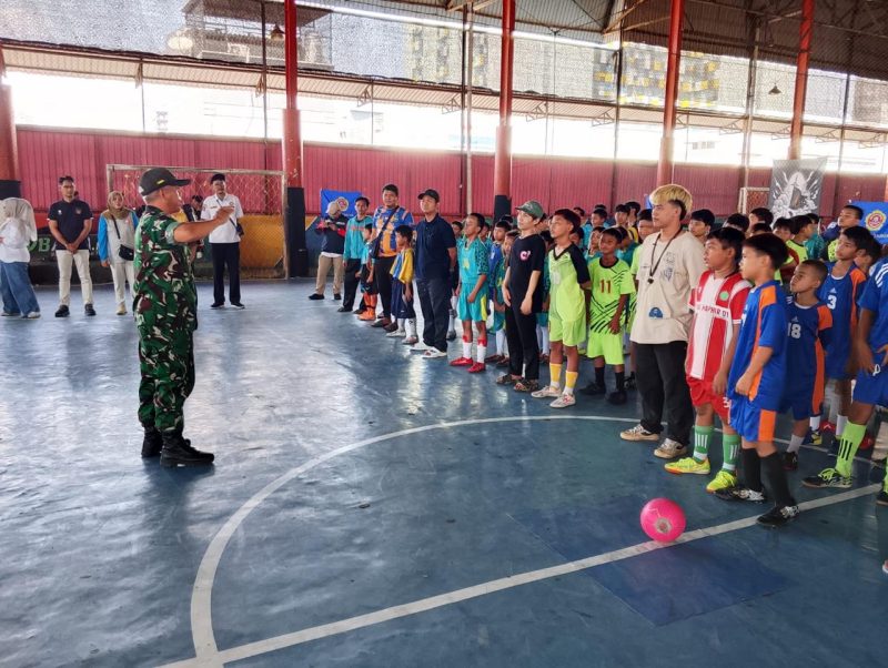 Sinergi Tiga Pilar, Babinsa Koramil 01/Taman Sari Pelda Wakdinator Hadiri Pembukaan Liga Futsal Katar U-13 Kelurahan Maphar