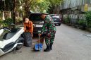 Antisipasi Datangnya Musim Hujan, Babinsa Koramil 01/Taman Sari Serka Asrianto Kerja Bakti Bersama PPSU dan Warga