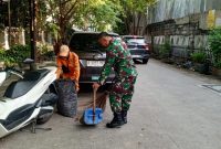 Antisipasi Datangnya Musim Hujan, Babinsa Koramil 01/Taman Sari Serka Asrianto Kerja Bakti Bersama PPSU dan Warga