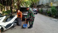 Antisipasi Datangnya Musim Hujan, Babinsa Koramil 01/Taman Sari Serka Asrianto Kerja Bakti Bersama PPSU dan Warga