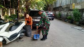 Antisipasi Datangnya Musim Hujan, Babinsa Koramil 01/Taman Sari Serka Asrianto Kerja Bakti Bersama PPSU dan Warga